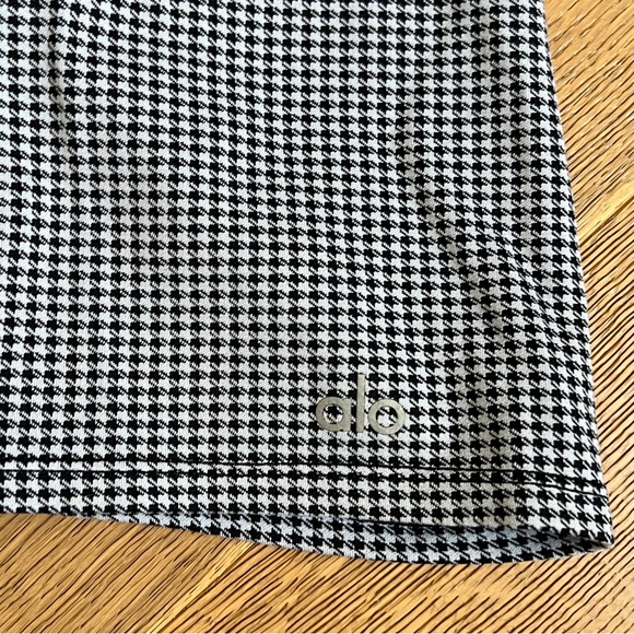 Alo Yoga High-Waist Micro Houndstooth Biker Short, XXS - Picture 7 of 8